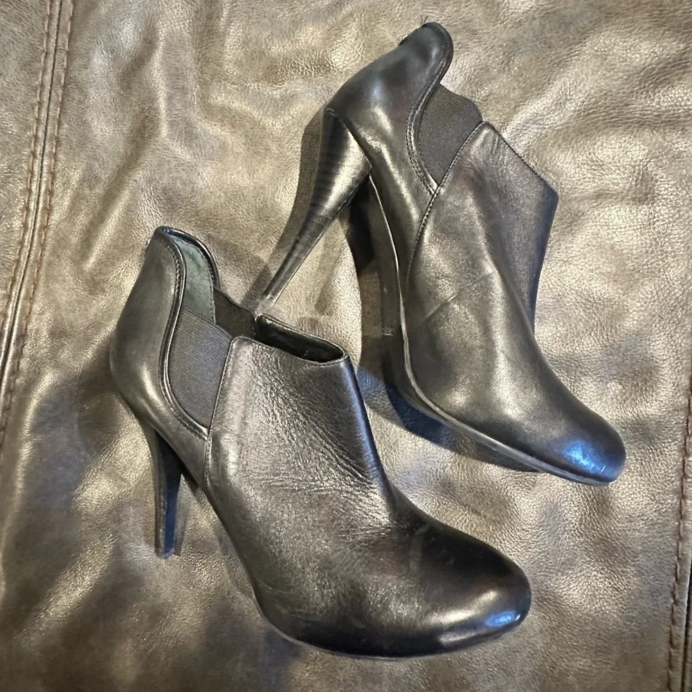 Guess black leather heal booties‎